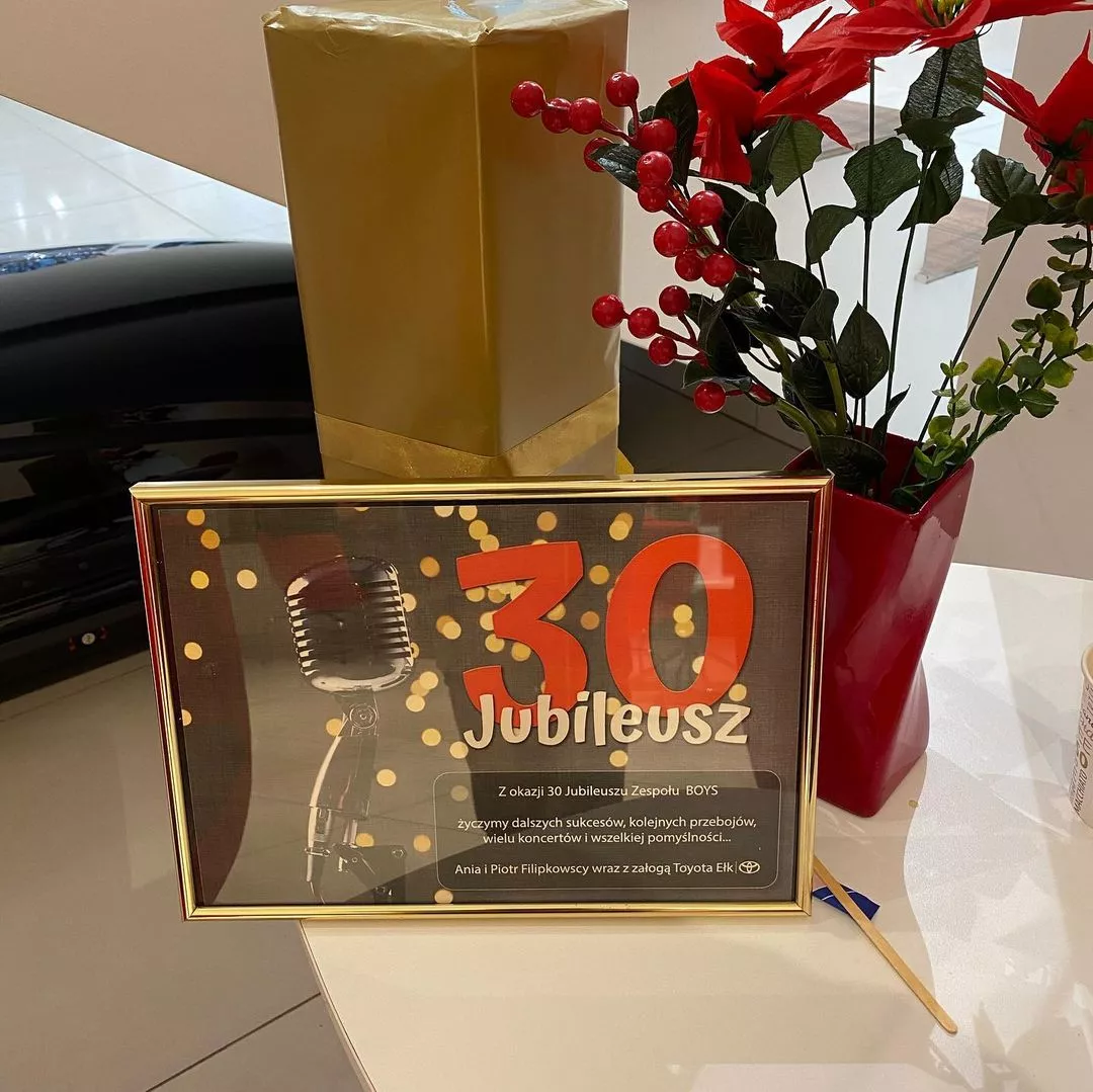 Wyjątkowy prezent w rękach Marcina Millera! Czy gwiazdor disco polo zdecyduje się go otworzyć?!